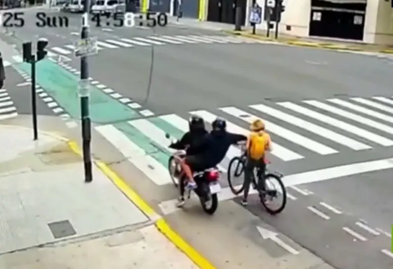 یک زن سارق موبایل را زمین‌گیر کرد