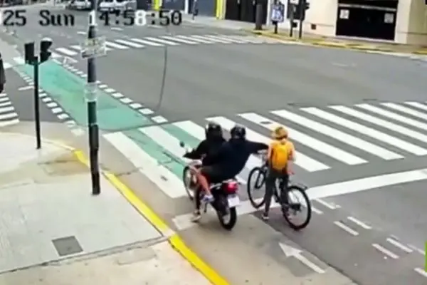 یک زن سارق موبایل را زمین‌گیر کرد