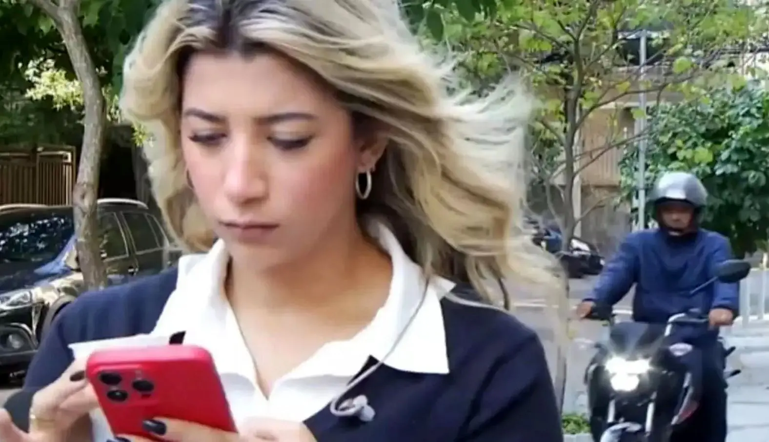ببینید؛ تلاش نافرجام برای سرقت موبایل خبرنگار زن