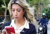 ببینید؛ تلاش نافرجام برای سرقت موبایل خبرنگار زن