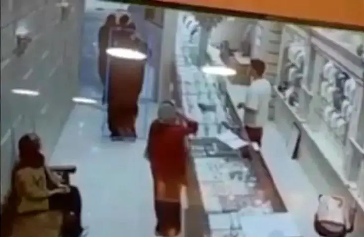 لحظه عجیب سرقت مسلحانه از یک طلافروشی با لباس زنانه