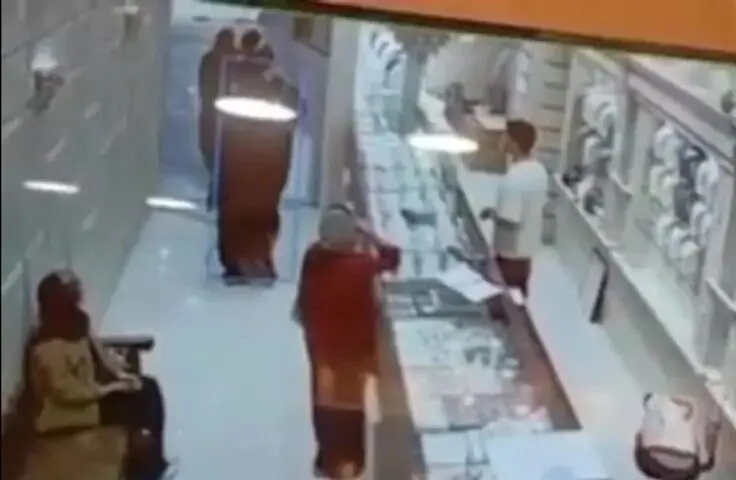 لحظه عجیب سرقت مسلحانه از یک طلافروشی با لباس زنانه