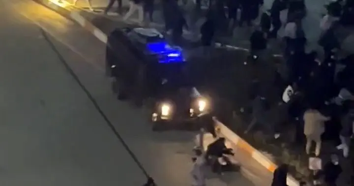 روایت فارس از زیر گرفتن معترضان توسط خودروی زرهی در اردبیل