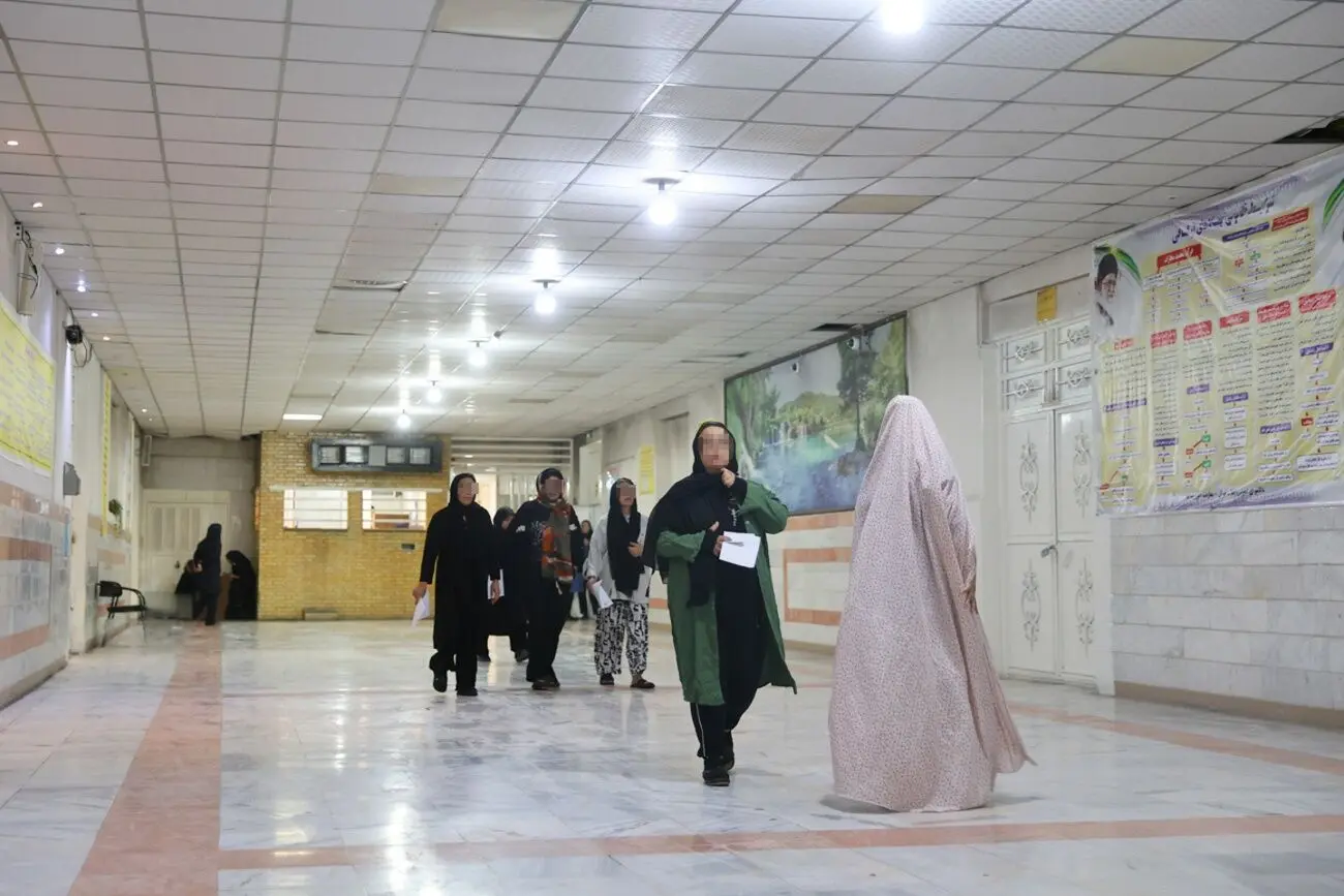 تصاویر؛ اهدای گل به زنان زندانی