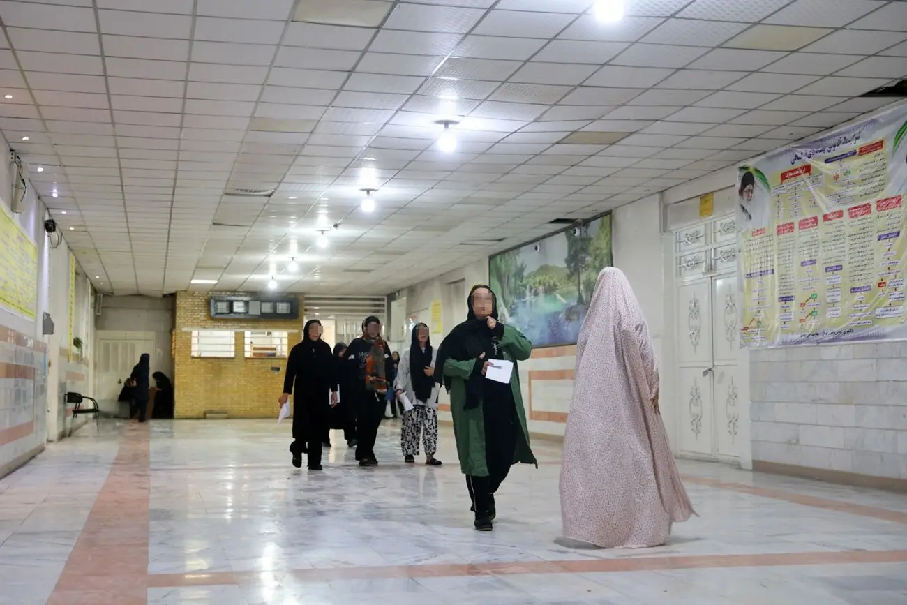 تصاویر؛ اهدای گل به زنان زندانی