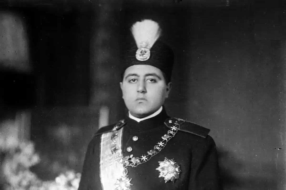 «احمد شاه قاجار» در میدان اسب دوانی پاریس؛ سال 1301