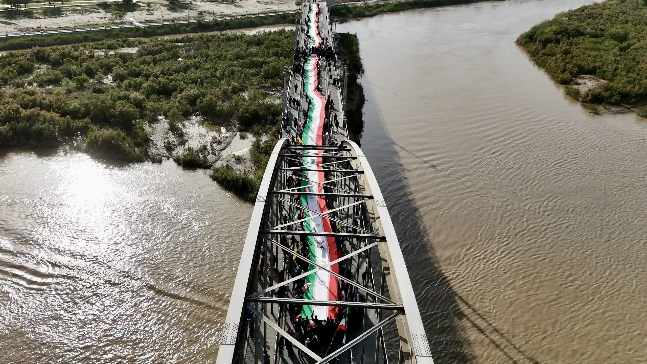 زنجیره انسانی دور ایران؛ اعتراض نمادین به نقض معاهدات بین‌المللی 