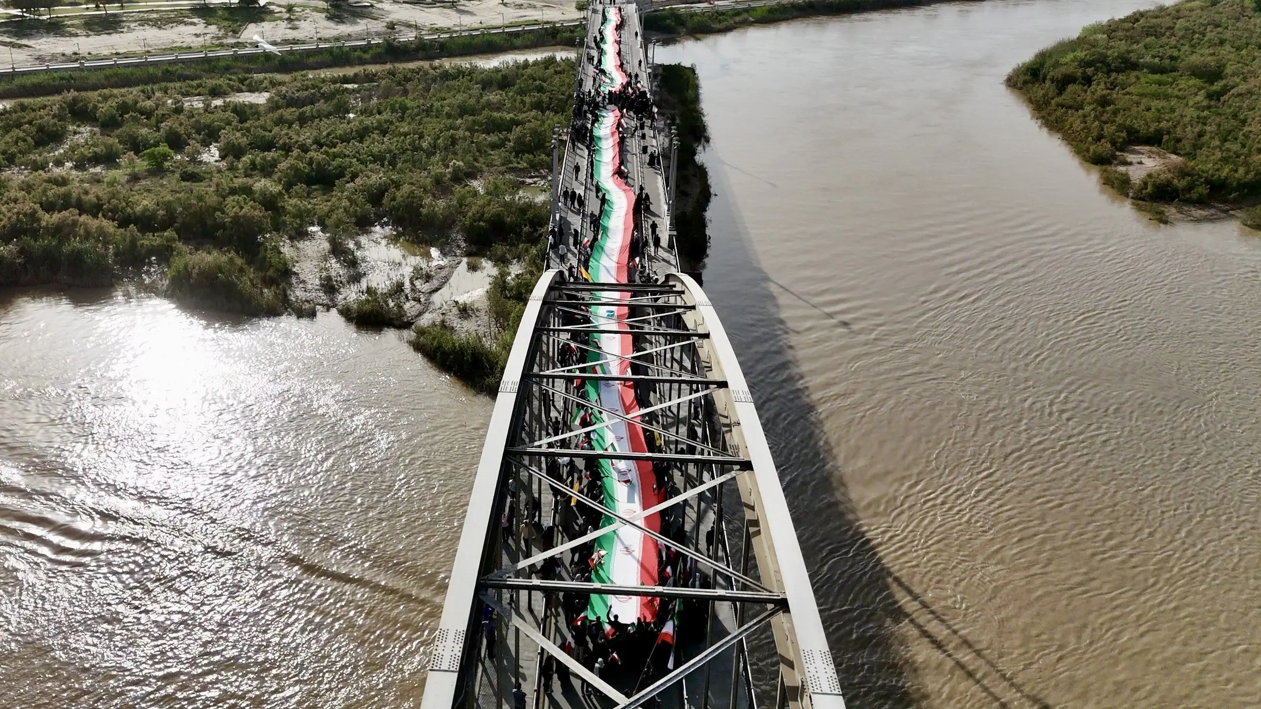 زنجیره انسانی دور ایران؛ اعتراض نمادین به نقض معاهدات بین‌المللی 