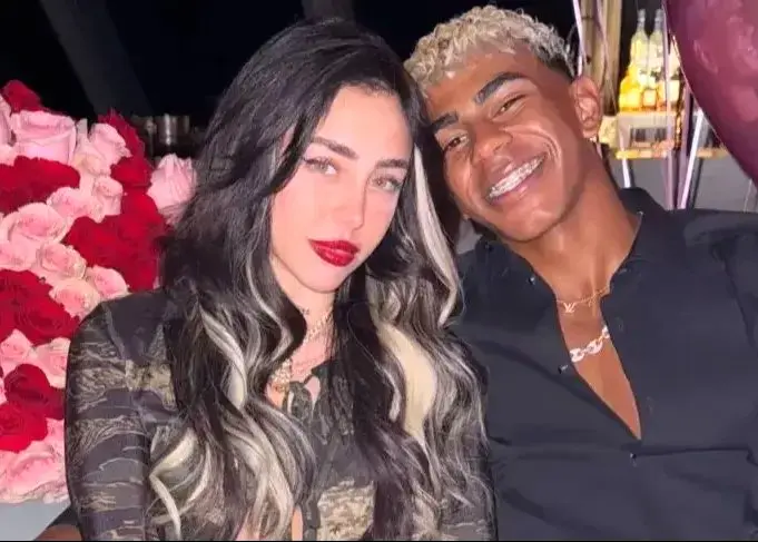 تصویر؛ جلسه سه نفره یامال، نیکی نیکول و فلیک در کنار زمین!