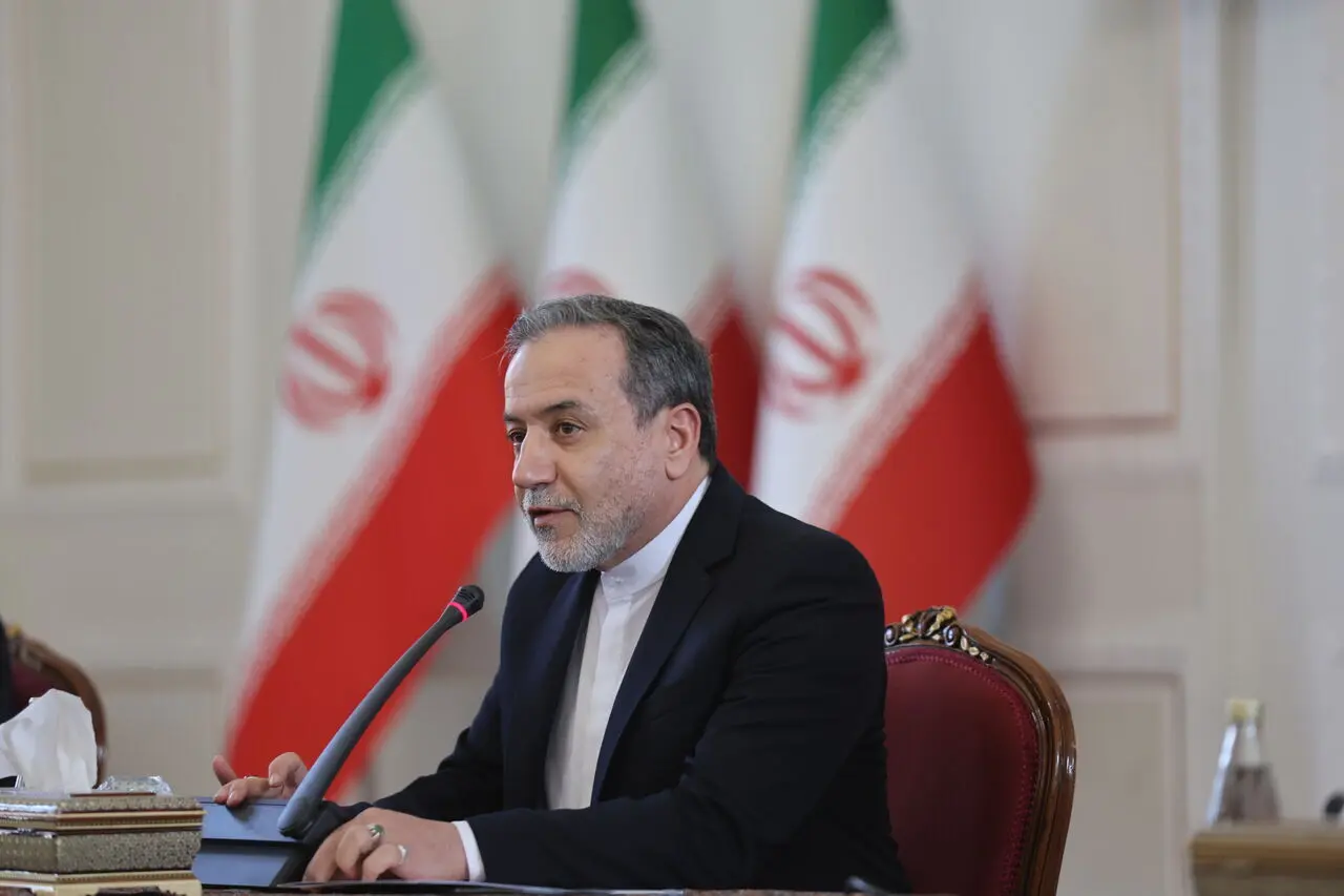 فشار جریان پایداری بر عراقچی؛ ۴۰ امضا علیه وزیرخارجه
