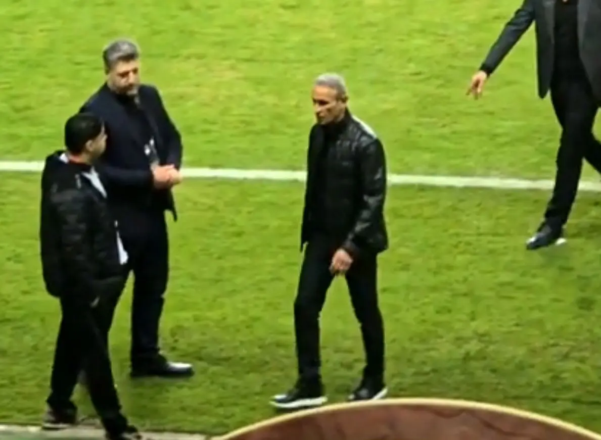 ببینید؛ جنجال در کنار زمین، اخراج یحیی مقابل سپاهان در دقیقه ۳۸