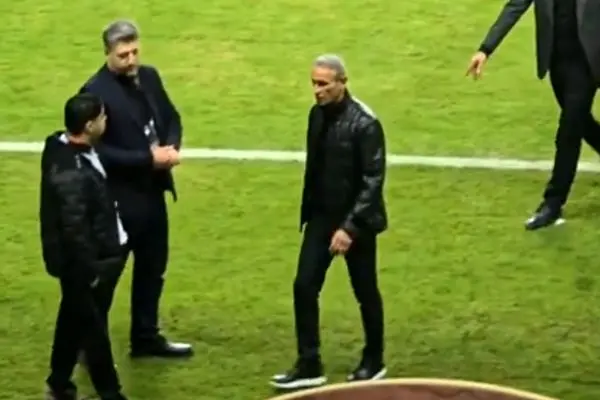 ببینید؛ جنجال در کنار زمین، اخراج یحیی مقابل سپاهان در دقیقه ۳۸