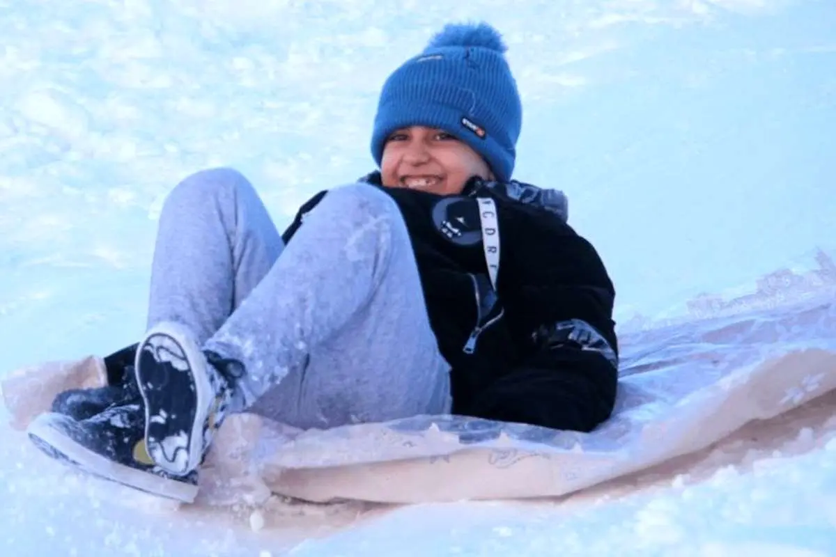 تصاویر؛ شادی مردم پاوه در یک روز برفی