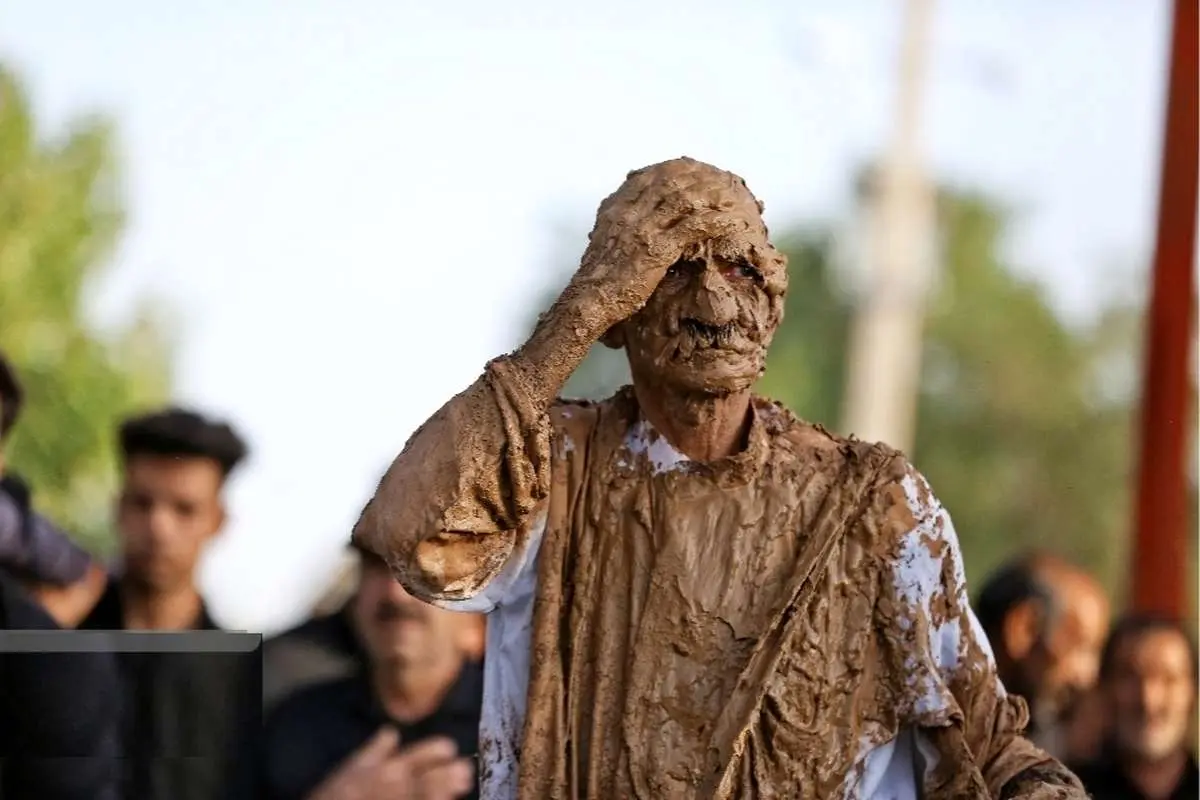 تصاویر؛ آیین گِل مالی روز عاشورا در چهارمحال و بختیاری