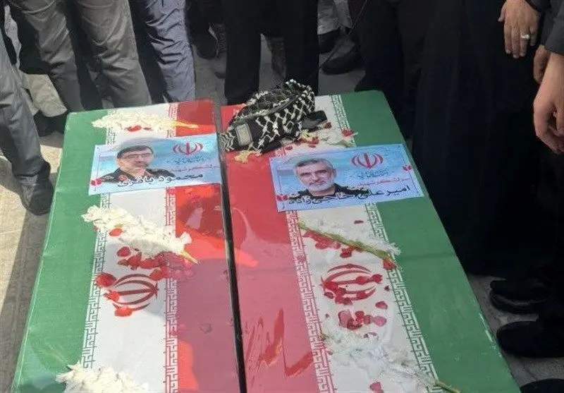 تصاویر اقامه نماز بر پیکر سرداران شهید حاجی‌زاده و محمود باقری