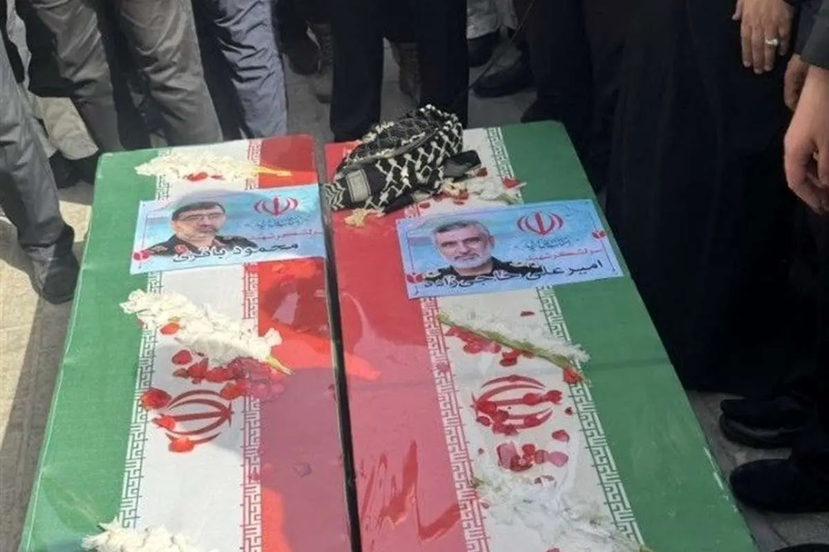 تصاویر اقامه نماز بر پیکر سرداران شهید حاجیزاده و محمود باقری