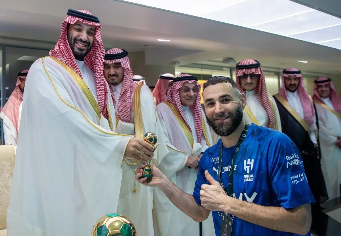 محمد بن سلمان جام قهرمانی را به الهلال اهدا کرد