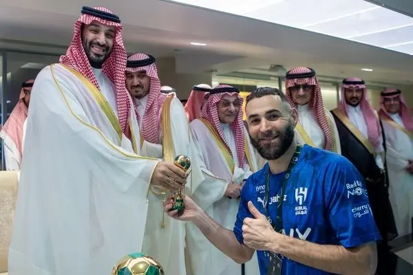 محمد بن سلمان جام قهرمانی را به الهلال اهدا کرد