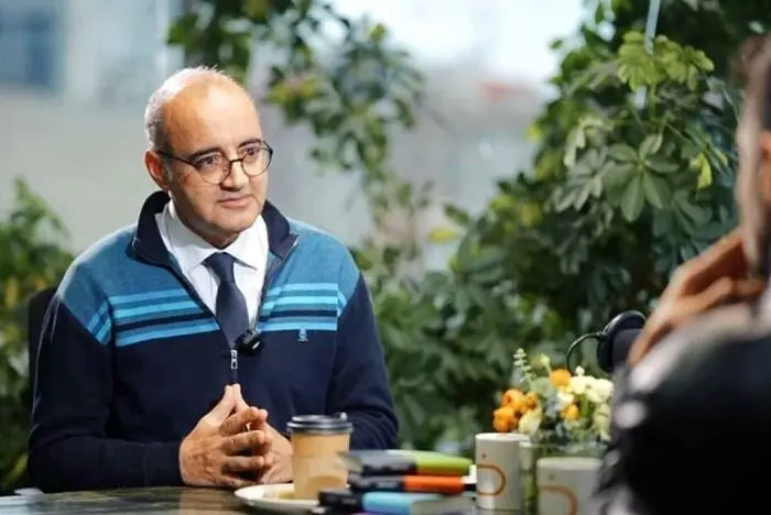 اردشیر رستمی: زیر چادر مردم چه کار می کنید؟