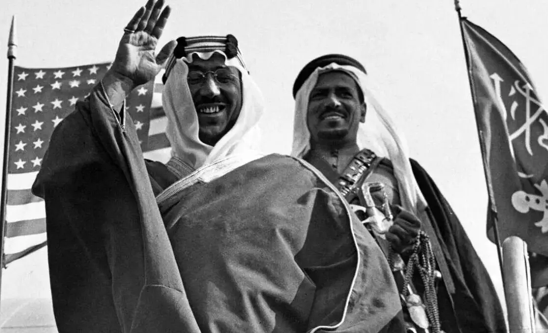 «محمدرضا پهلوی» در چادر «ملک سعود، پادشاه عربستان»؛ سال 1335