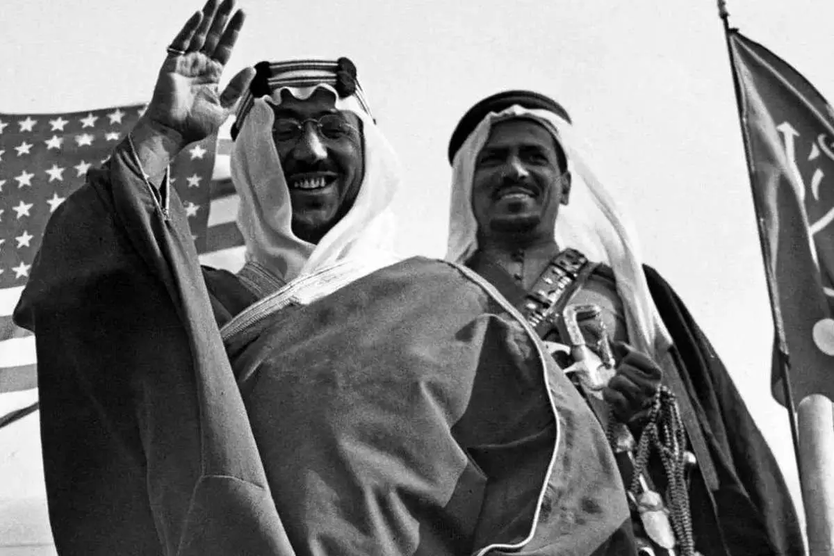 «محمدرضا پهلوی» در چادر «ملک سعود، پادشاه عربستان»؛ سال 1335