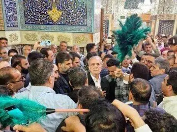 زیارت پزشکیان از حرم امام رضا در راه بازگشت از پاکستان