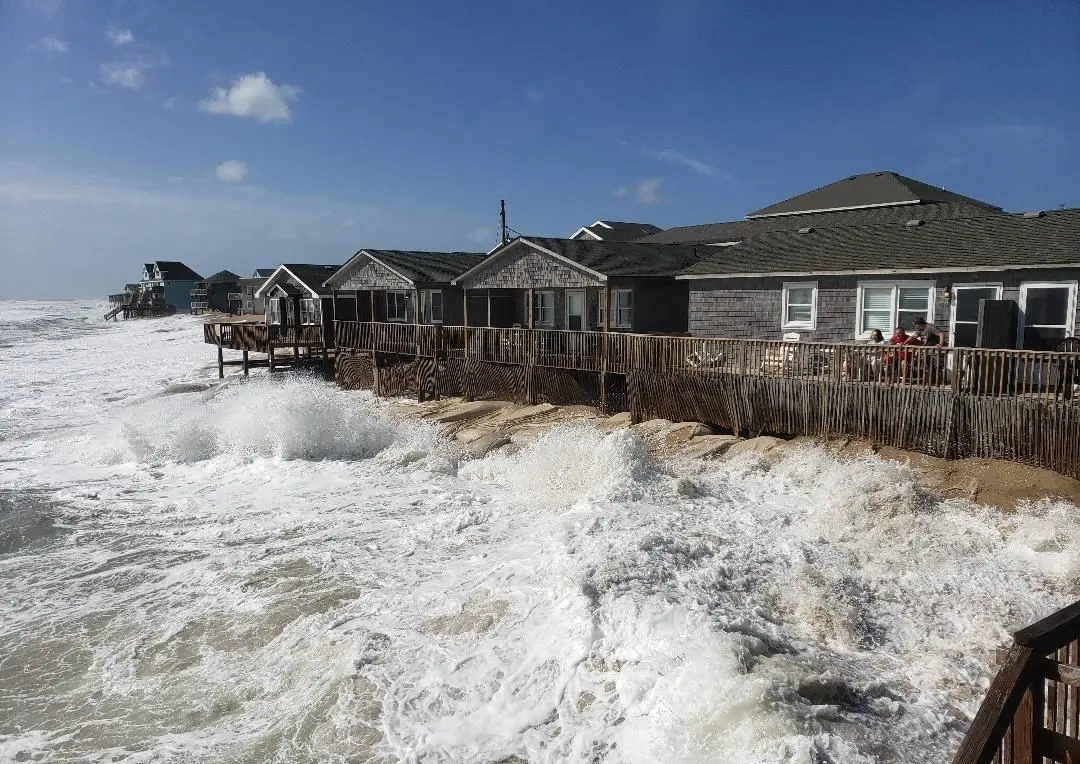 ببینید؛ فروریختن خانه‌های ساحلی کارولینای شمالی بر اثر طوفان