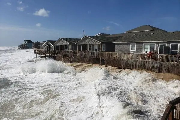 ببینید؛ فروریختن خانه‌های ساحلی کارولینای شمالی بر اثر طوفان