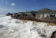 ببینید؛ فروریختن خانه‌های ساحلی کارولینای شمالی بر اثر طوفان
