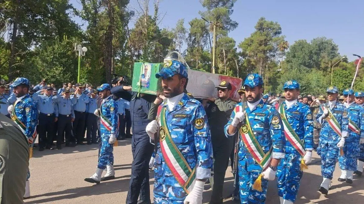 استقبال شیراز از پیکر خلبان شهید جنگنده سوخو ۲۴ عملیات پایگاه العدید