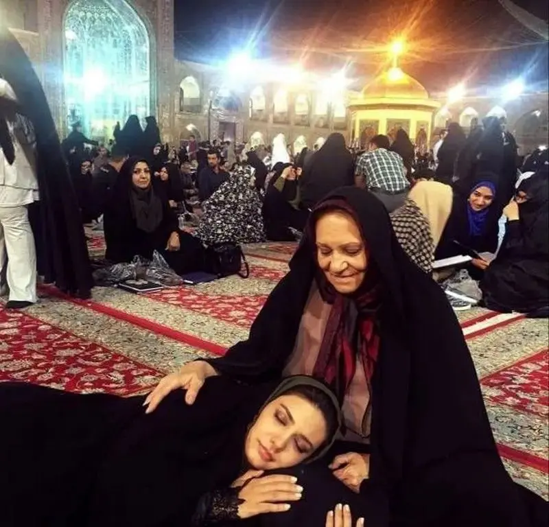 لیندا کیانی در کنار مادرش