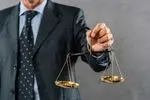 جلوه‌های استقلال وکیل مدافع