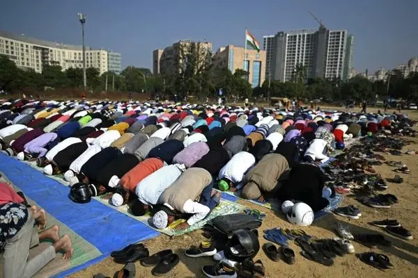 زنجیره انسانی دانشجویان هندو هنگام نماز خواندن مسلمانان