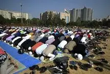 زنجیره انسانی دانشجویان هندو هنگام نماز خواندن مسلمانان