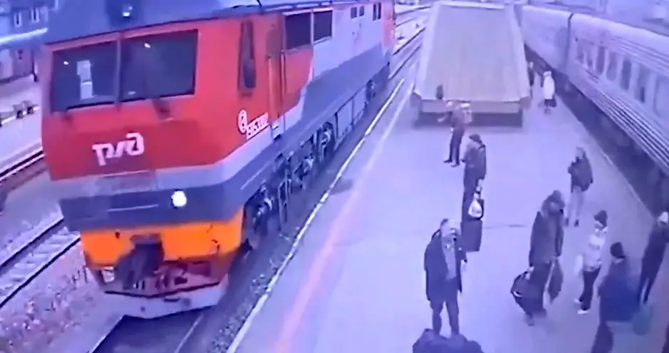 ببینید؛ نجات معجزه‌آسای مردی که قطار از رویش رد شد