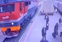 ببینید؛ نجات معجزه‌آسای مردی که قطار از رویش رد شد