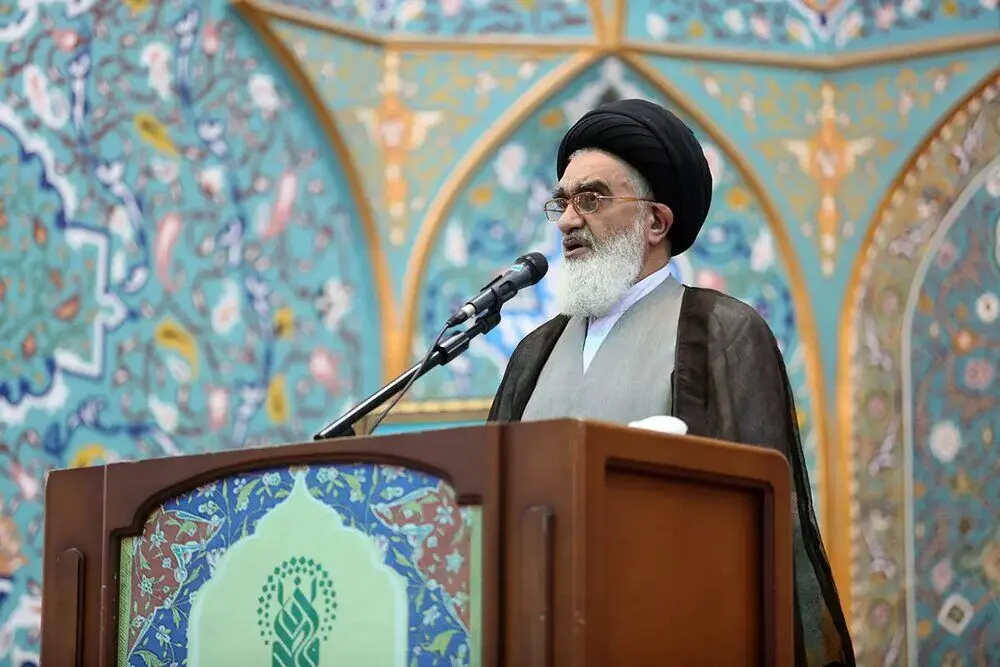 امام جمعه قم: کنار آمدن با آمریکا را از ذهن خود بیرون کنید