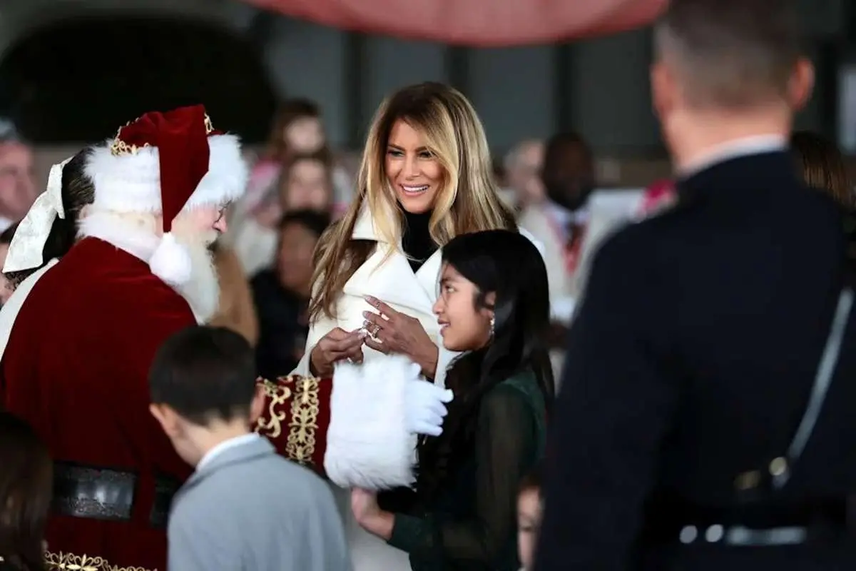  ملانیا ترامپ به همراه بابانوئل در پایگاه تفنگداران دریا
