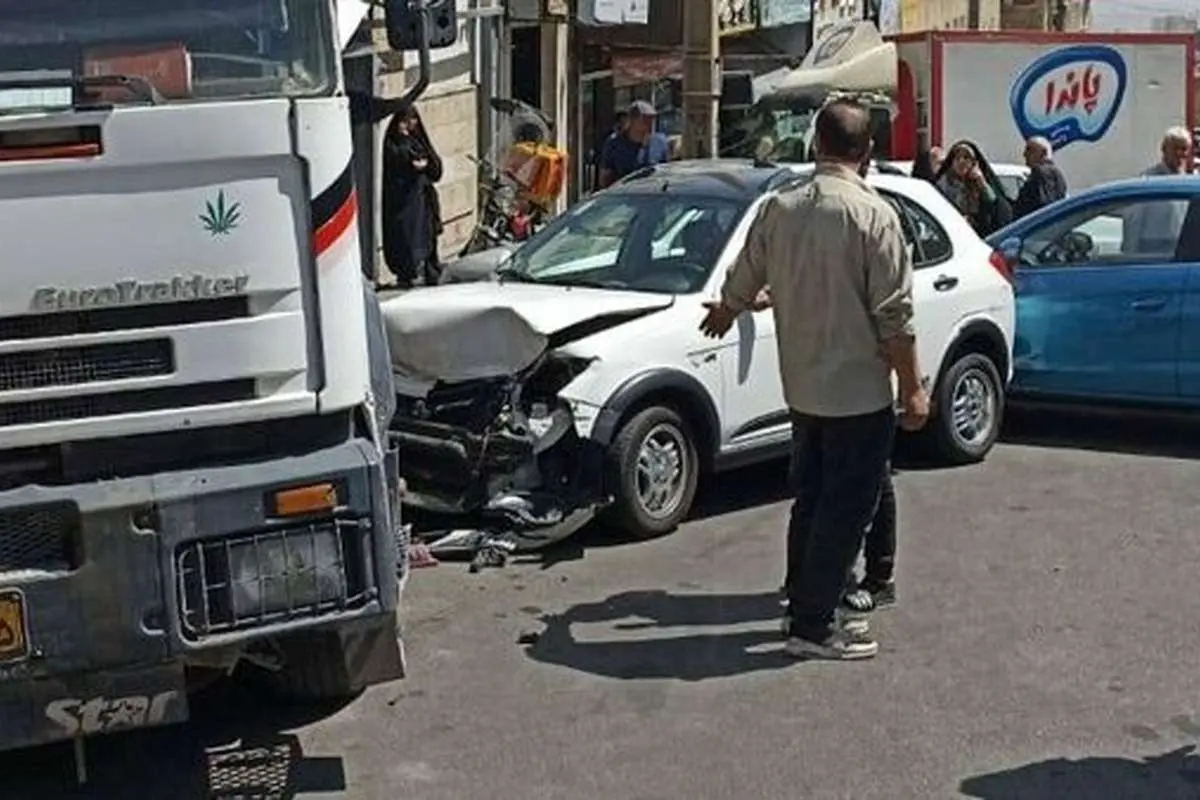 برخورد خاور با ۱۵ خودرو در بلوار سیمون بولیوار تهران