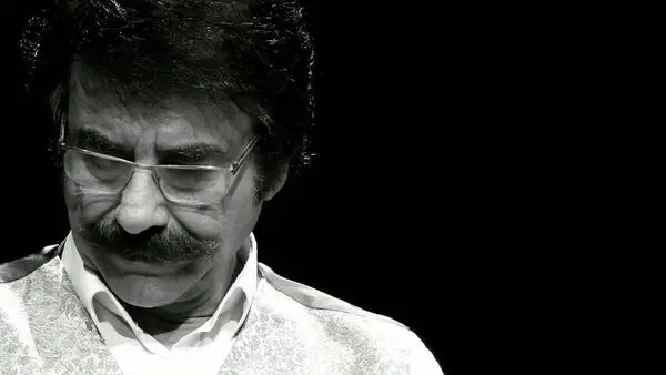 ببینید | آواز دردناک علیرضا افتخاری در مراسم خاکسپاری مادرش