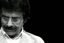 ببینید | آواز دردناک علیرضا افتخاری در مراسم خاکسپاری مادرش