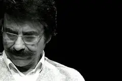 ببینید | آواز دردناک علیرضا افتخاری در مراسم خاکسپاری مادرش