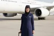 دو مهماندار خانمِ ایران‌ایر روی پله‌های هواپیما؛ دهه ۴۰