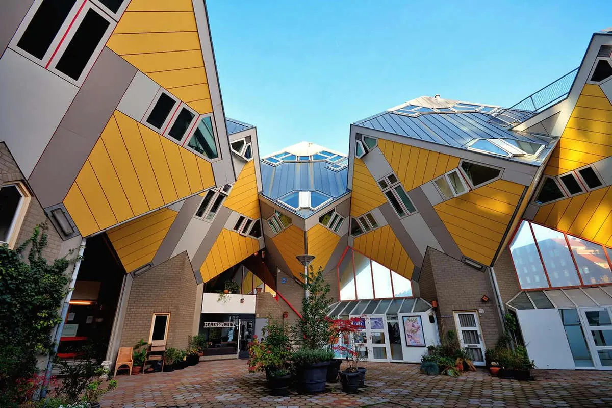 کج، عجیب، آینده‌نگر: سکونت در زاویه ۵۴/۷ درجه