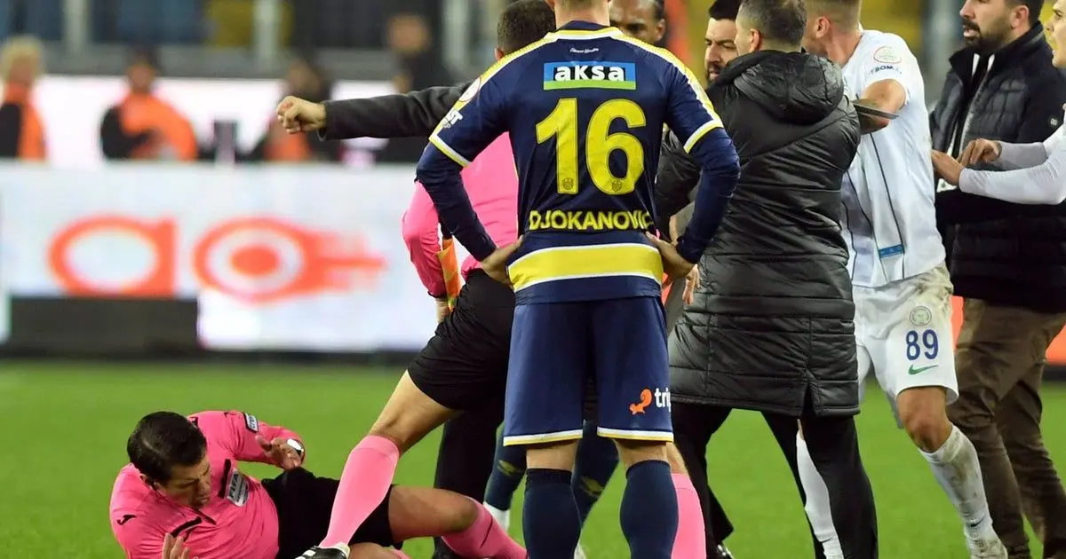 داور فوتبال بر اثر اصابت اسکوتر به سرش بیهوش شد