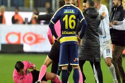 داور فوتبال بر اثر اصابت اسکوتر به سرش بیهوش شد