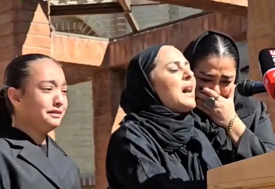 دلنوشته سوزناک دختر محمد کاسبی در مراسم تشییع پدرش