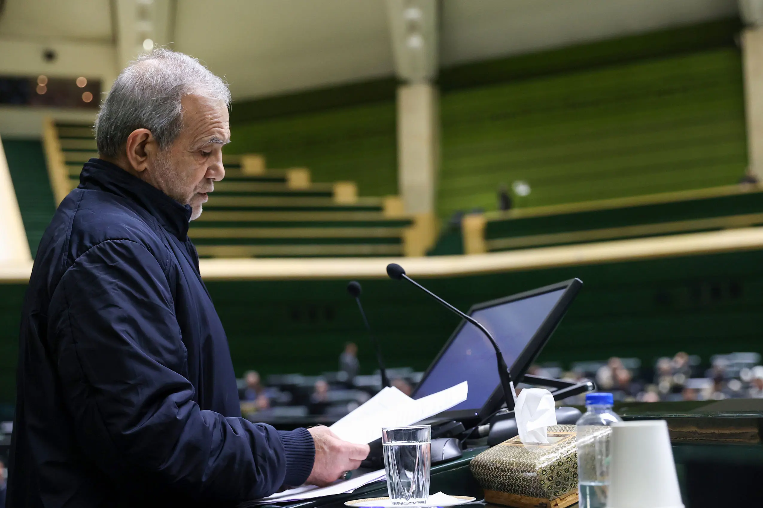 میرلوحی: می‌خواهند پزشکیان را به «آخر خط» برسانند/ منتقدان می گویند «کشور مال ماست»
