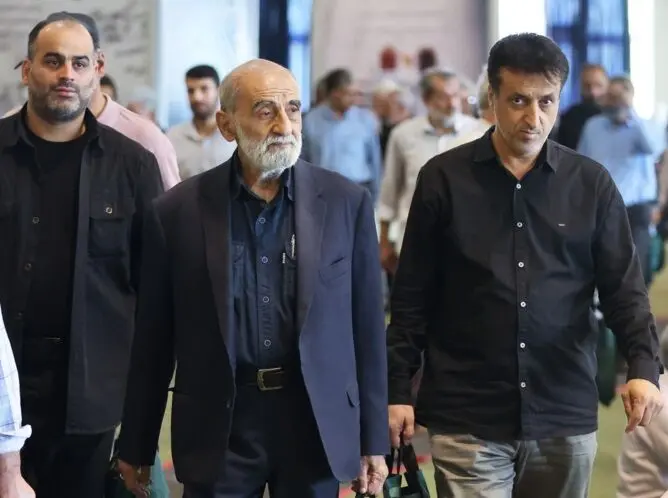 عکس؛ حسین شریعتمداری و بسیجی معروف در نماز جمعه تهران