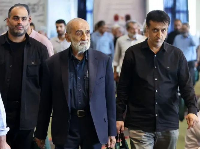 عکس؛ حسین شریعتمداری و بسیجی معروف در نماز جمعه تهران